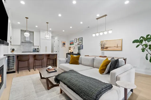 $1,100,000 | 2727 North Kenmore Avenue, Unit 3, Chicago, IL 60614