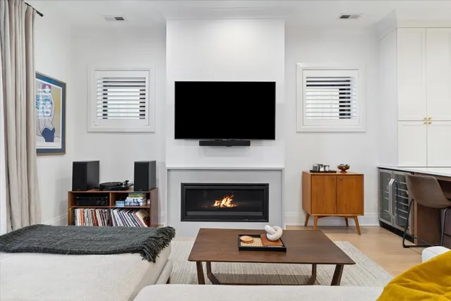 $1,100,000 | 2727 North Kenmore Avenue, Unit 3, Chicago, IL 60614