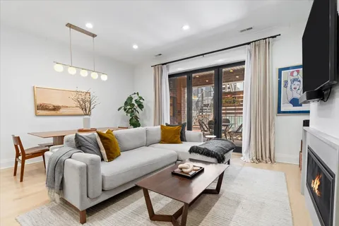 $1,100,000 | 2727 North Kenmore Avenue, Unit 3, Chicago, IL 60614