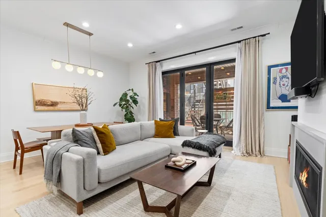 $1,100,000 | 2727 North Kenmore Avenue, Unit 3, Chicago, IL 60614