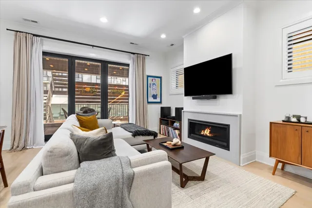 $1,100,000 | 2727 North Kenmore Avenue, Unit 3, Chicago, IL 60614