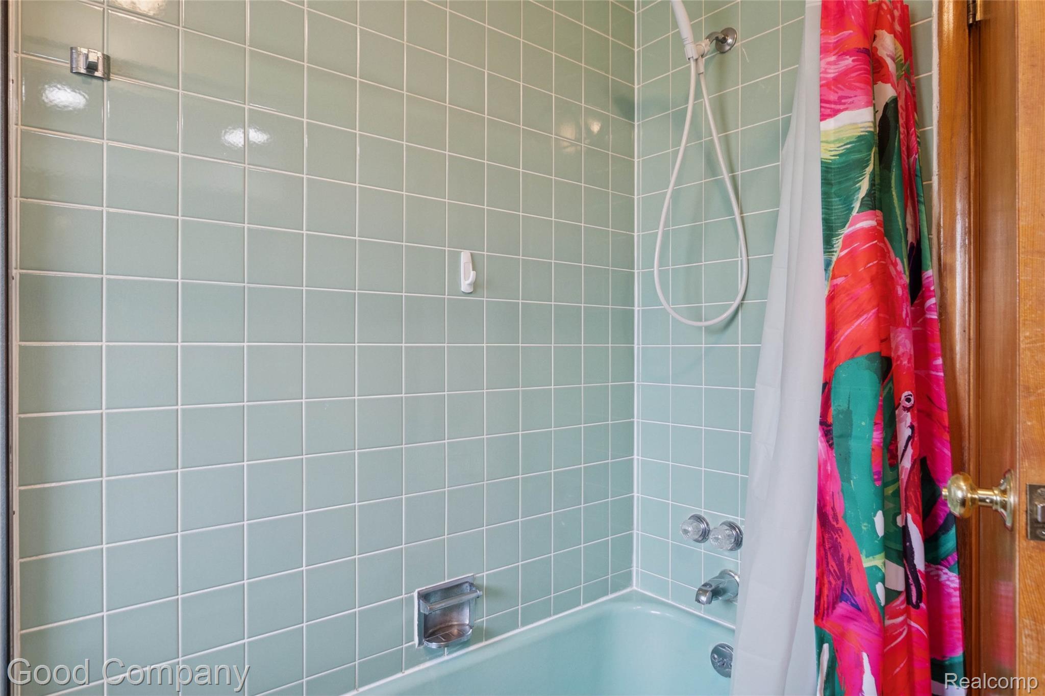 33920 Mulvey Road Fraser, MI 48026 - Photo 23 of 49 Full bath featuring shower / tub combo with curtain