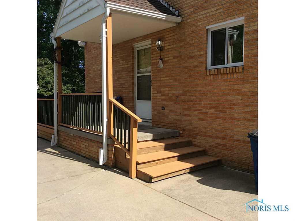1122 Harrow Road Toledo, OH 43615 - Photo 2 of 18 Entry.