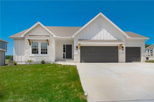 $449,900 | 1102 Noah's Lane, Kearney, MO 64060