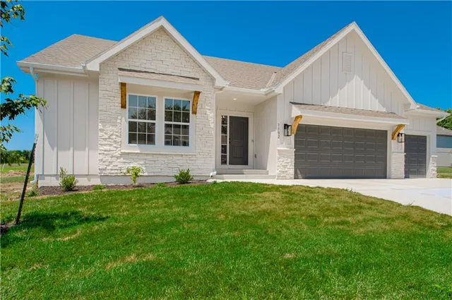 $449,900 | 1102 Noah's Lane, Kearney, MO 64060