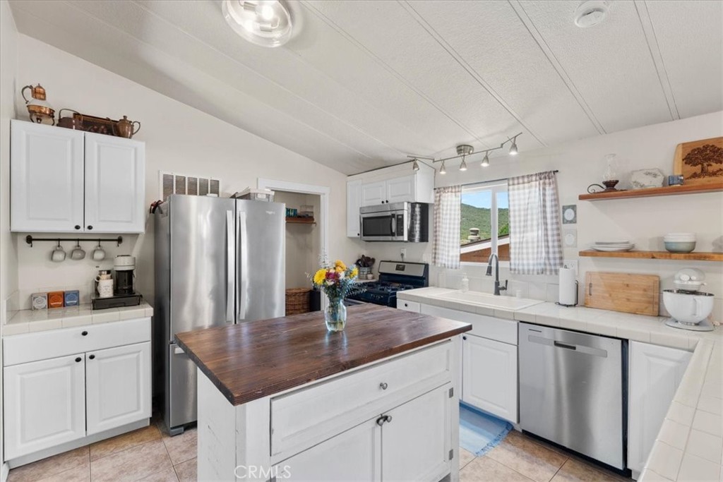 24835 Split Rail Road Wildomar, CA 92595 - Photo 13 of 36 Open kitchen with island and newer dishwasher.