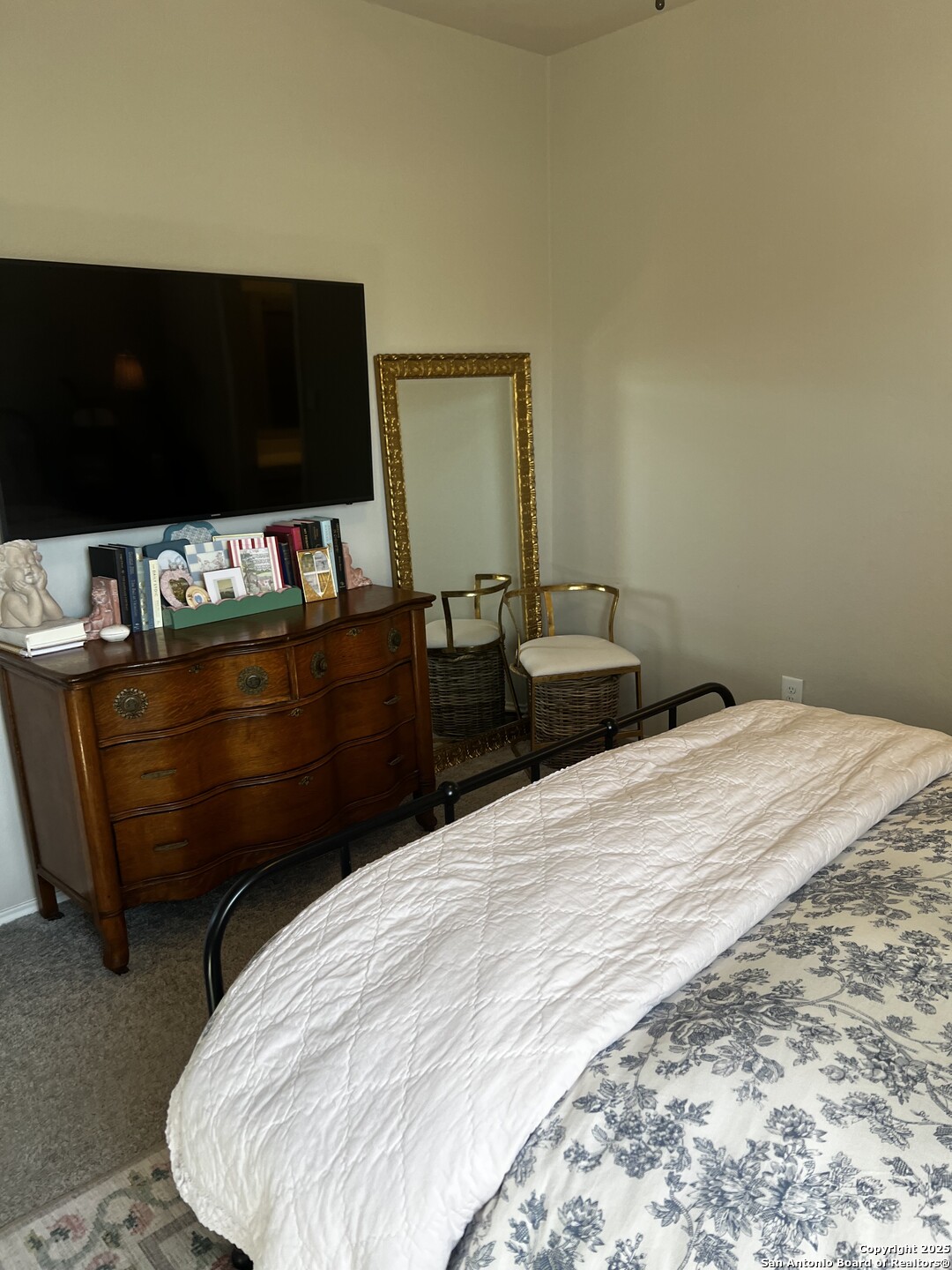 7602 Alameda Beach Converse, TX 78109 - Photo 11 of 23 a bedroom with a bed and television