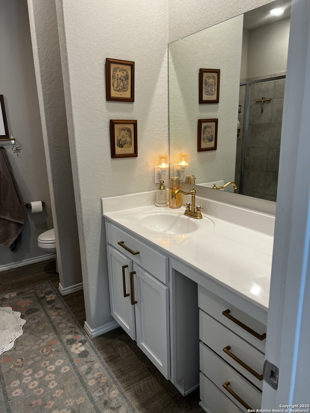 7602 Alameda Beach Converse, TX 78109 - Photo 12 of 23 a bathroom with a sink and a mirror