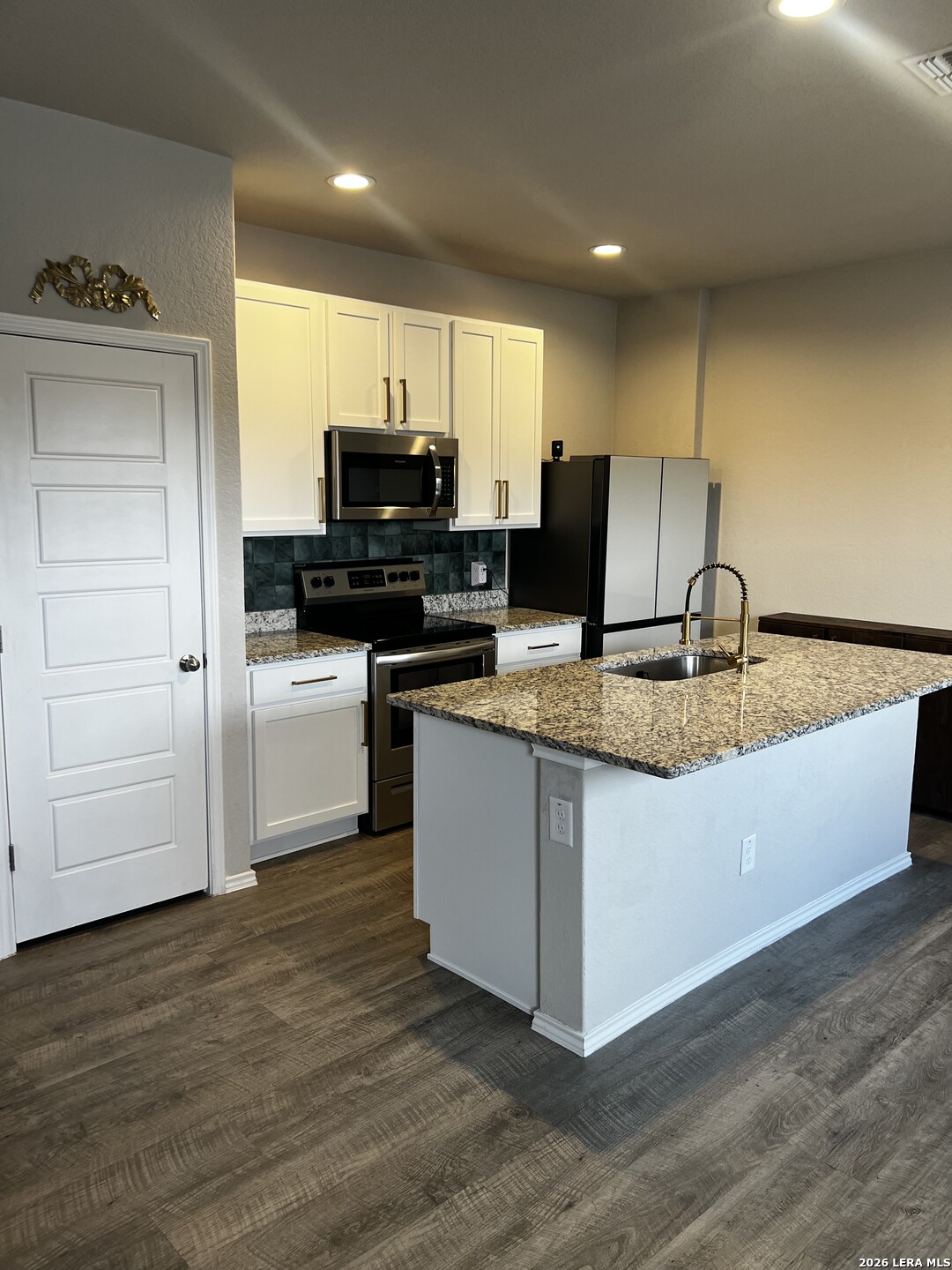 7602 Alameda Beach Converse, TX 78109 - Photo 13 of 39 a kitchen with kitchen island granite countertop a stove and a sink