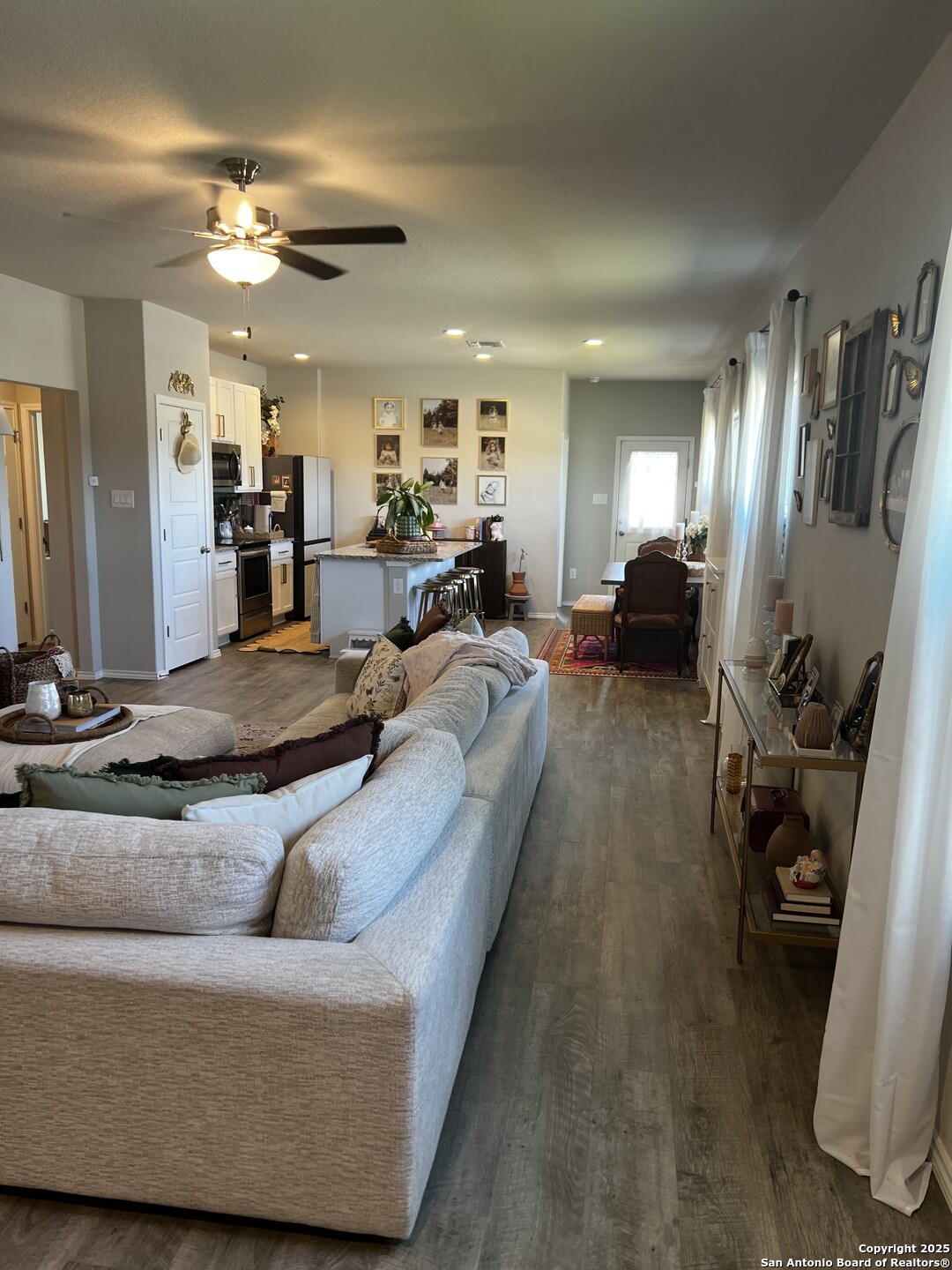7602 Alameda Beach Converse, TX 78109 - Photo 4 of 23 a living room with furniture and a flat screen tv