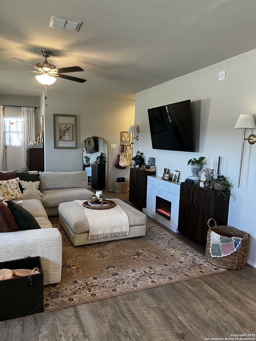 7602 Alameda Beach Converse, TX 78109 - Photo 6 of 23 a living room with furniture and a flat screen tv