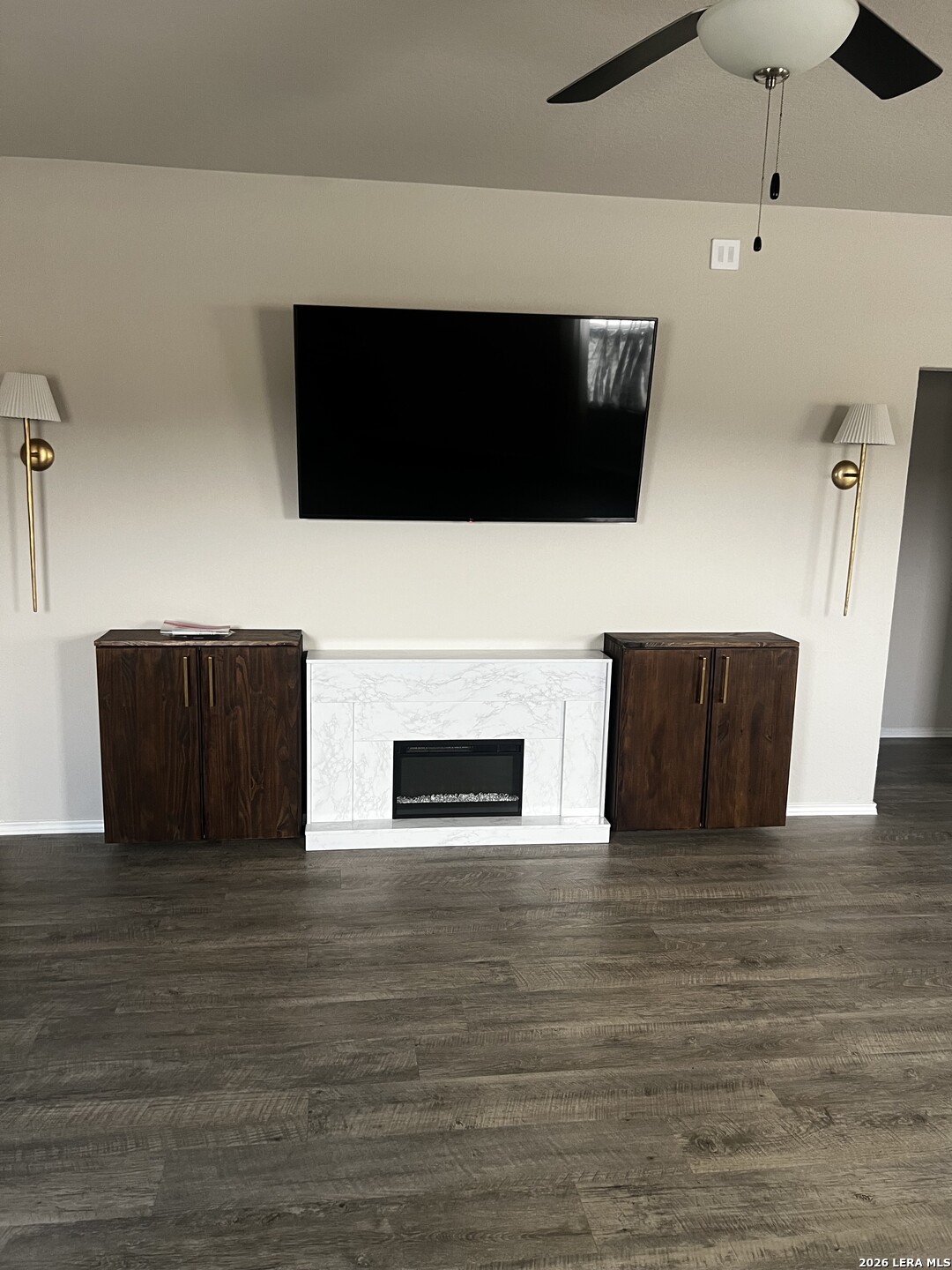 7602 Alameda Beach Converse, TX 78109 - Photo 7 of 39 a living room with furniture and a flat screen tv