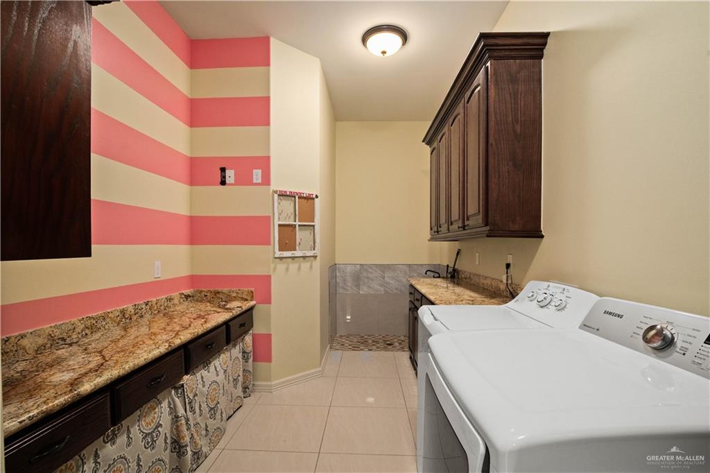 917 Beddoes Road La Feria, TX 78559 - Photo 11 of 20 a bathroom with a sink and a mirror