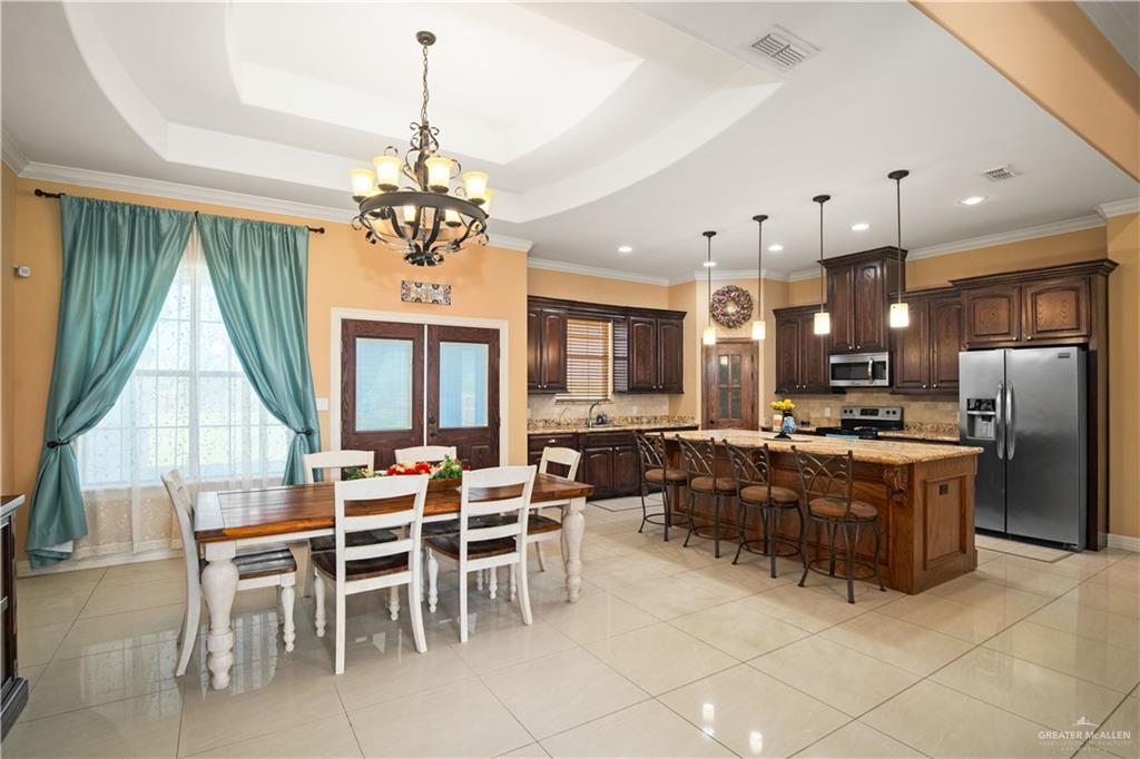 917 Beddoes Road La Feria, TX 78559 - Photo 4 of 20 a large kitchen with a table and chairs