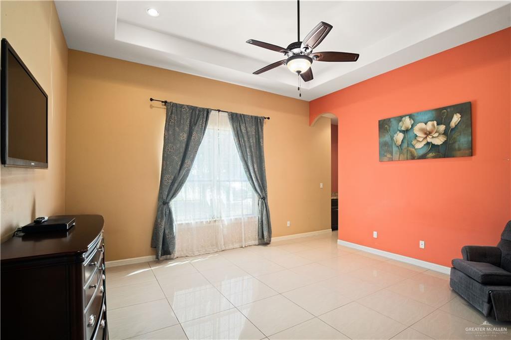 917 Beddoes Road La Feria, TX 78559 - Photo 8 of 20 a view of livingroom with workspace