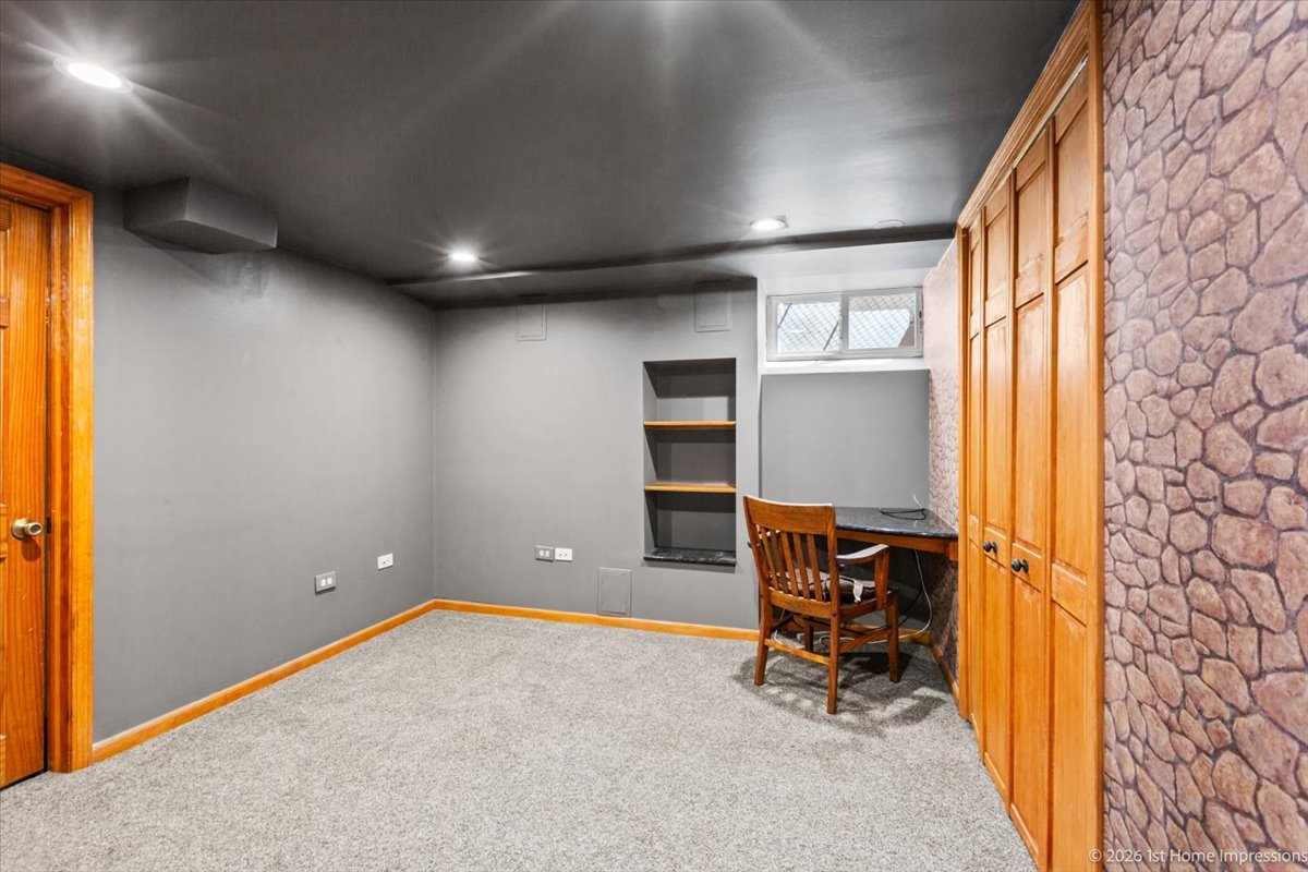 9955 South Hamilton Avenue Chicago, IL 60643 - Photo 27 of 31 an empty room with chair and painted walls