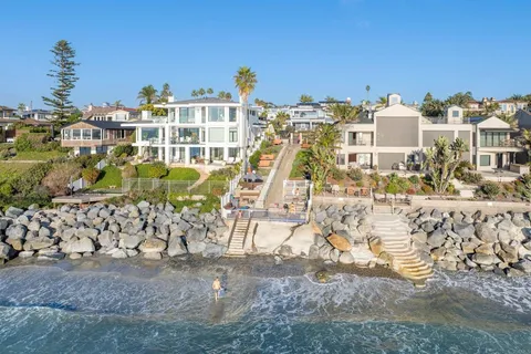 a view of residential houses with outdoor space