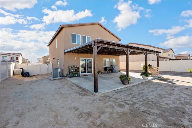 a view of a house with backyard