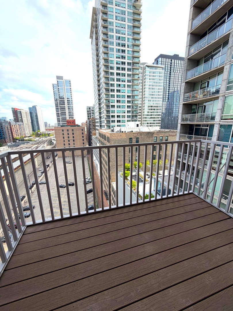 161 West Harrison Street, Unit 1007 Chicago, IL 60605 - Photo 30 of 35 a balcony with a bench