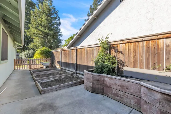 a view of a backyard with pathway