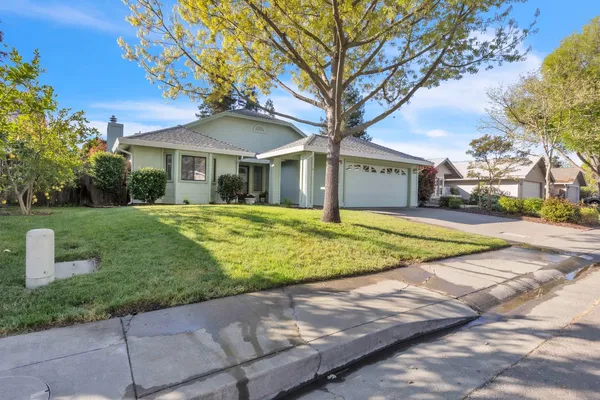 a view of a house with a yard