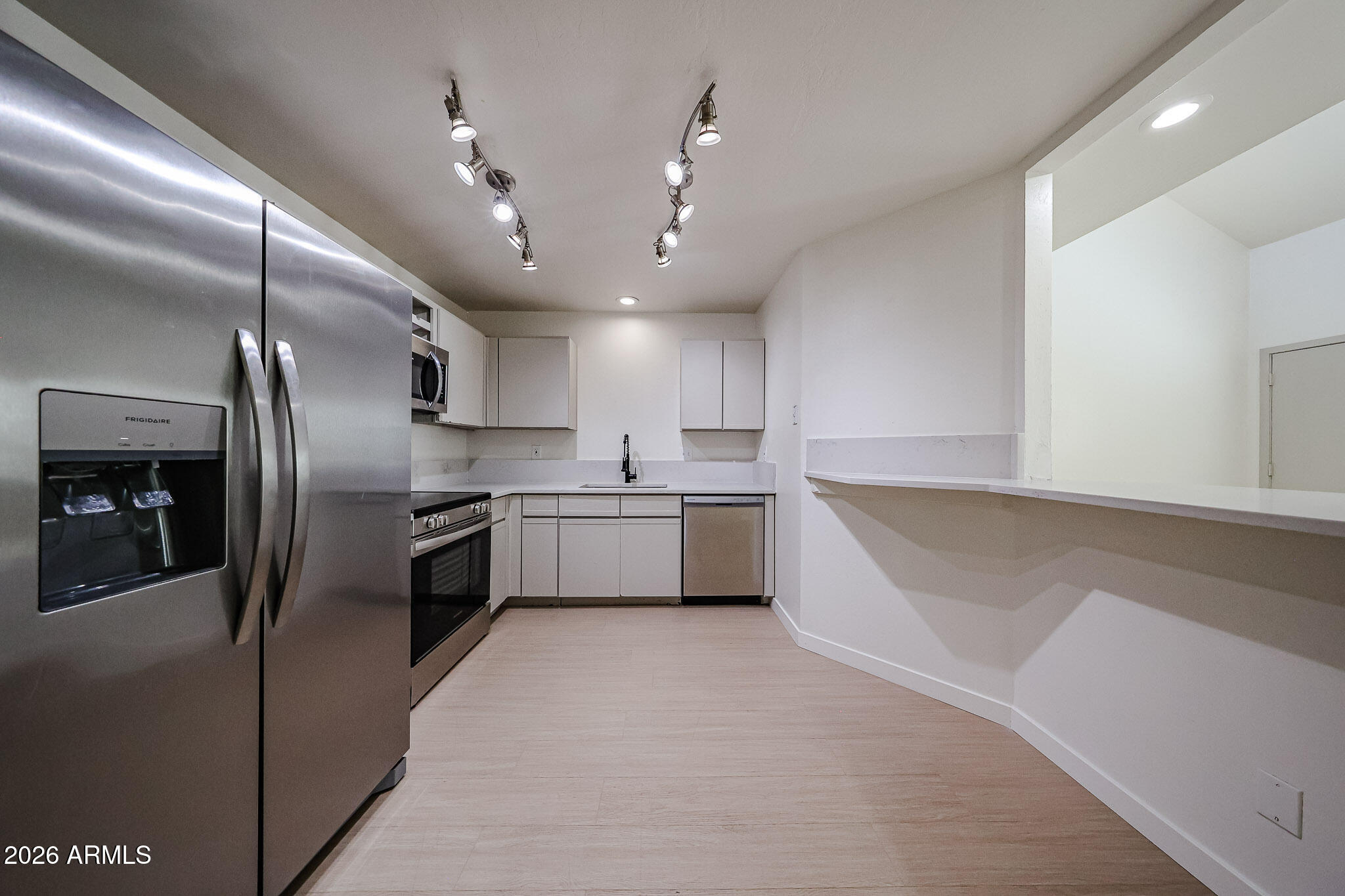 1126 West Elliot Road, Unit 2040 Chandler, AZ 85224 - Photo 9 of 27 Kitchen