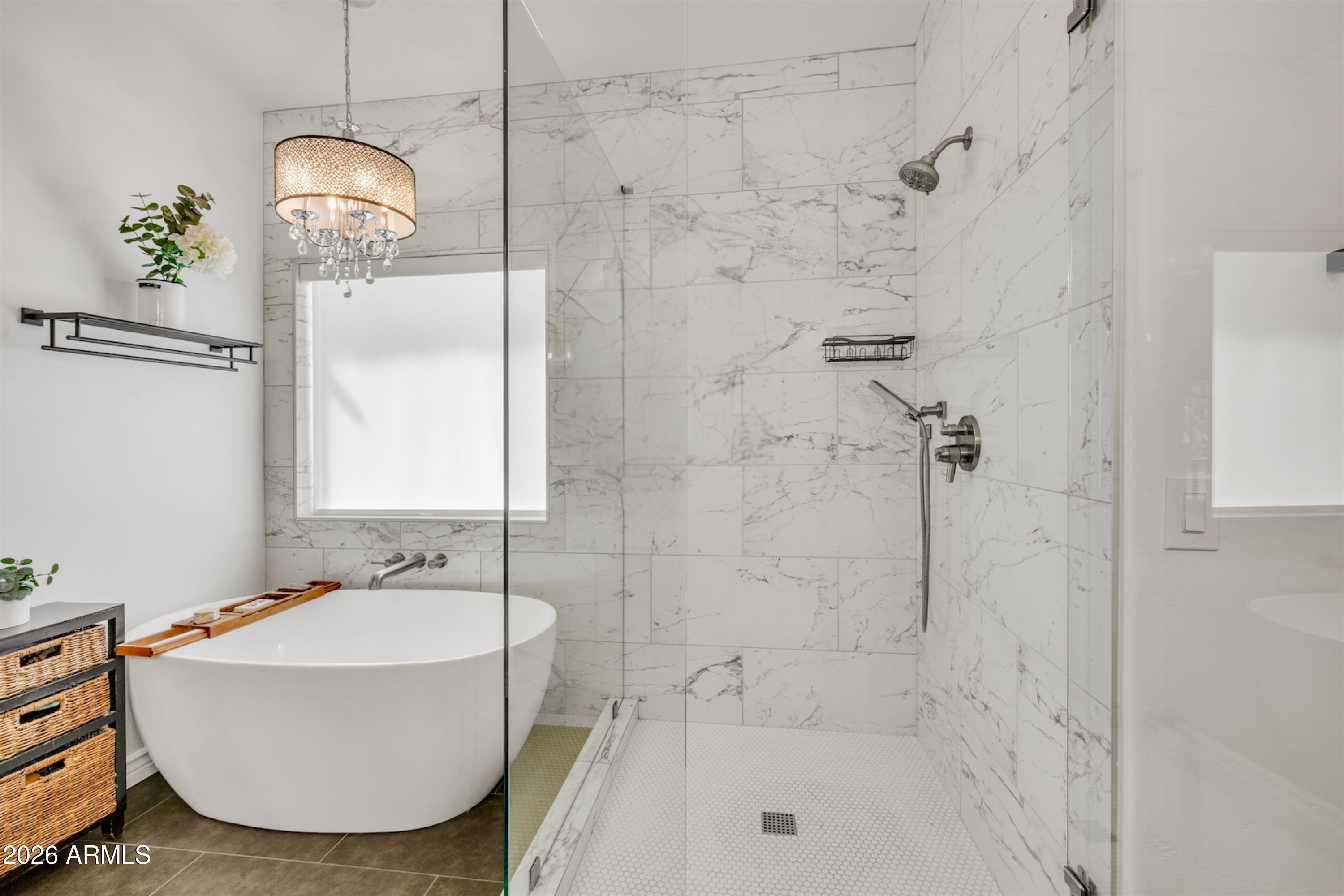 2047 East Victor Road Gilbert, AZ 85296 - Photo 23 of 56 Primary Shower and Bathtub
