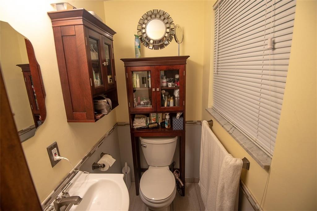 228 Hillendale Road Pittsburgh, PA 15237 - Photo 14 of 25 Powder room adjoining the master bedroom.