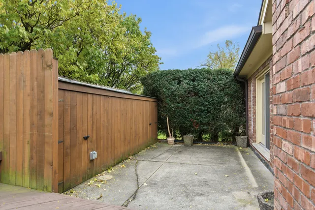 $985,000 | 8261 Lake Ridge Drive, Burr Ridge, IL 60527