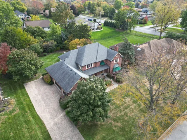 $985,000 | 8261 Lake Ridge Drive, Burr Ridge, IL 60527