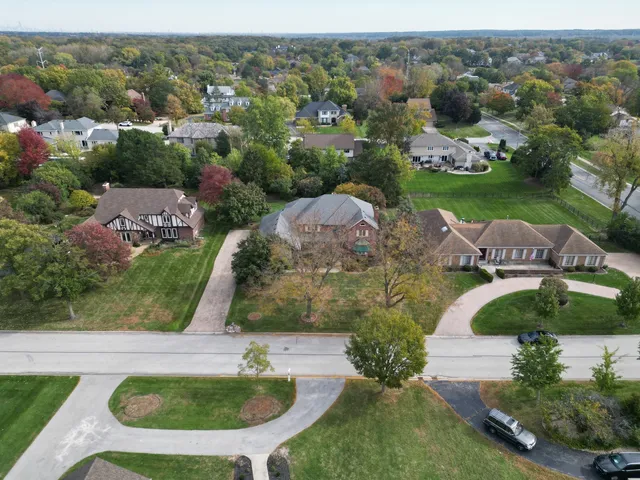 $985,000 | 8261 Lake Ridge Drive, Burr Ridge, IL 60527