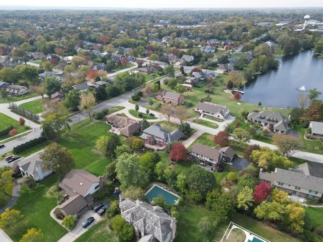 $985,000 | 8261 Lake Ridge Drive, Burr Ridge, IL 60527