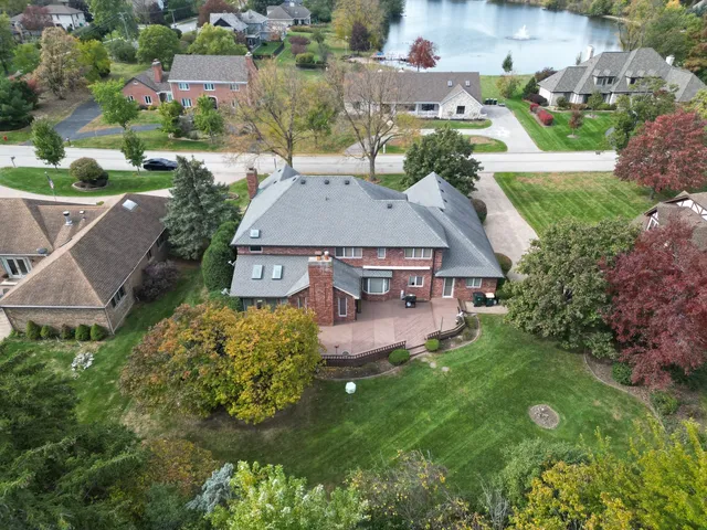 $985,000 | 8261 Lake Ridge Drive, Burr Ridge, IL 60527
