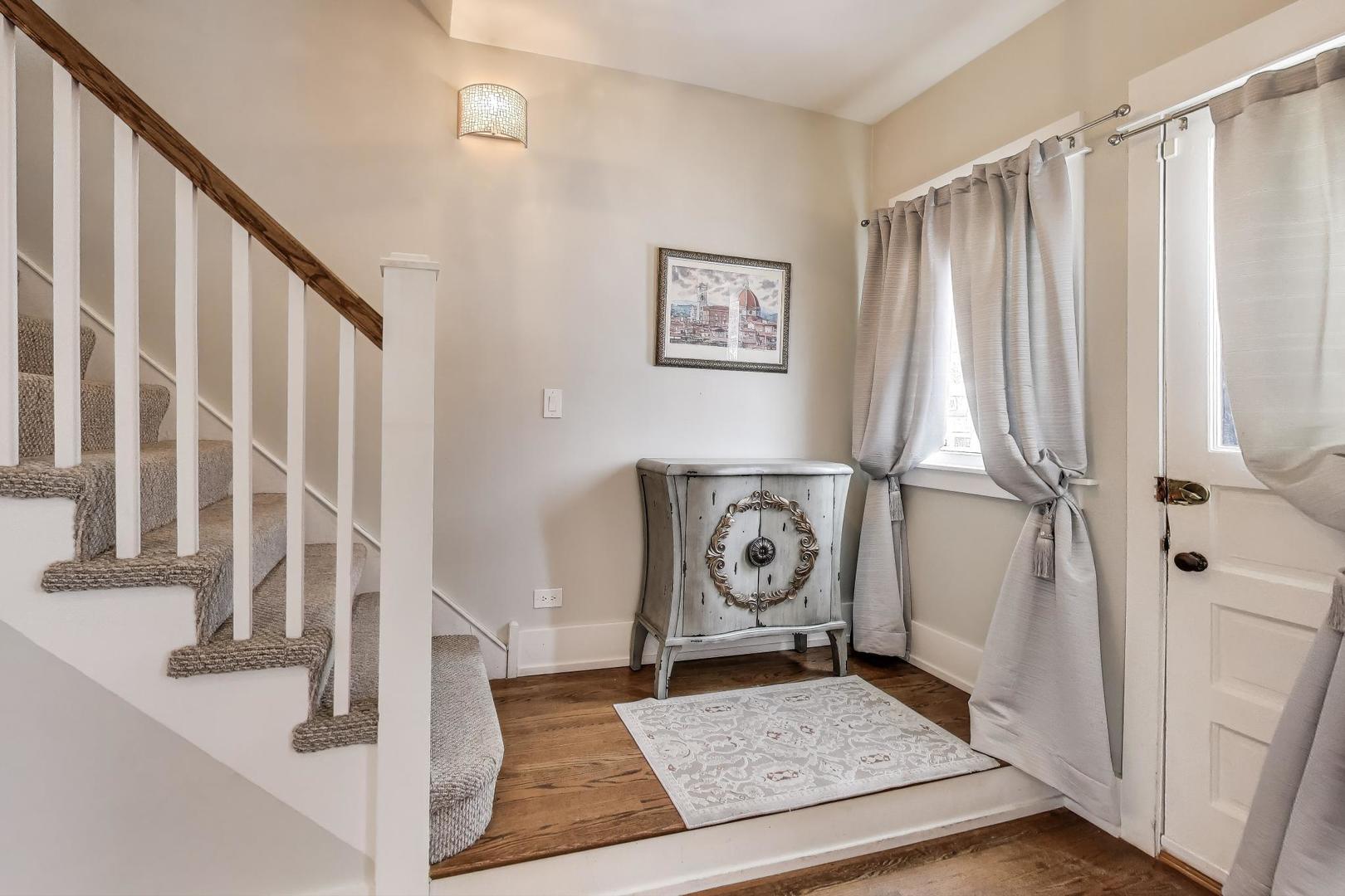 4633 West Grace Street Chicago, IL 60641 - Photo 4 of 35