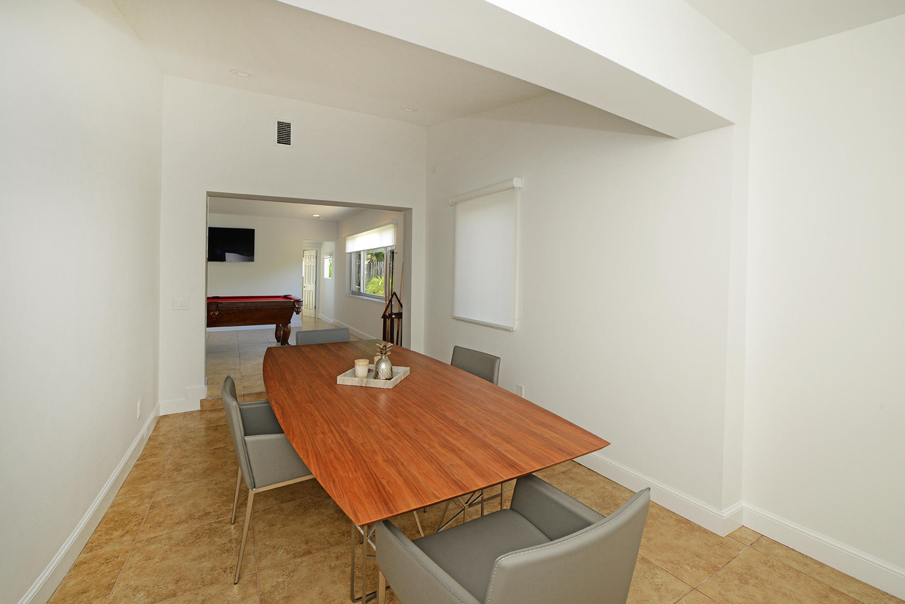 200 Southwest 2nd Street Boca Raton, FL 33432 - Photo 11 of 26 a room with table and mirror