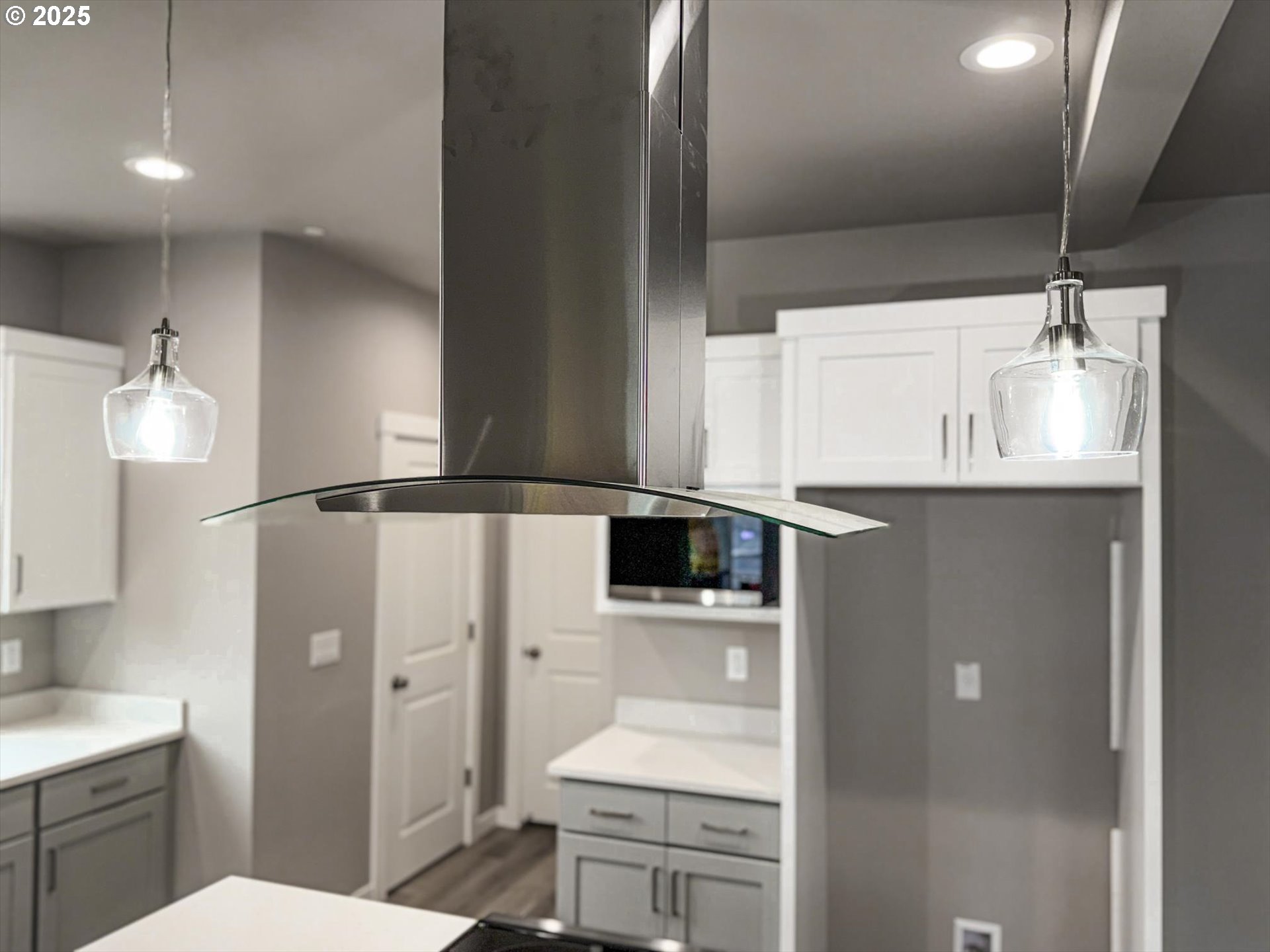 181 Southwest Mawrcrest Avenue Gresham, OR 97030 - Photo 18 of 37 a bathroom with a sink a toilet and shower