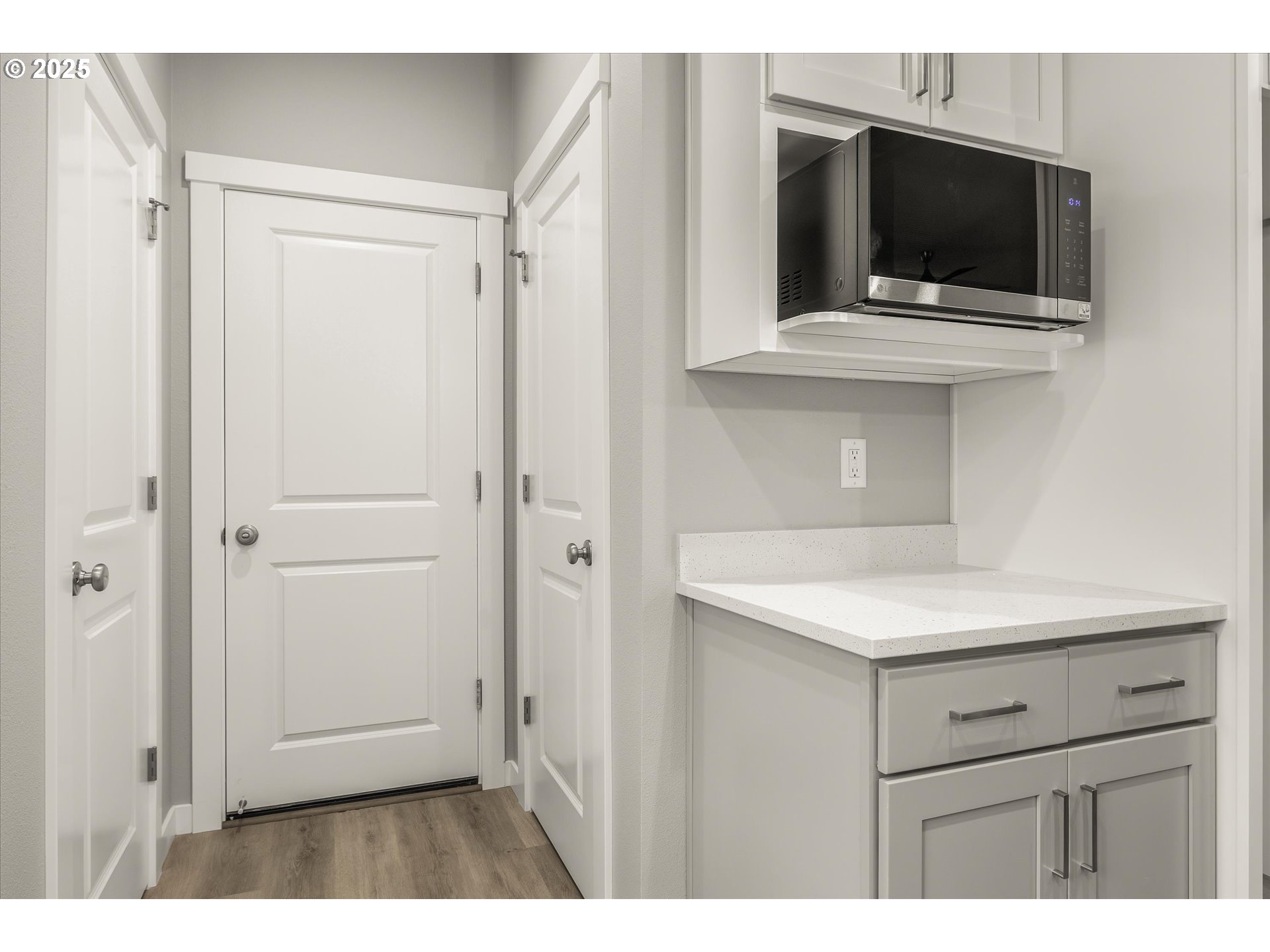 181 Southwest Mawrcrest Avenue Gresham, OR 97030 - Photo 19 of 37 a kitchen with a sink and a mirror