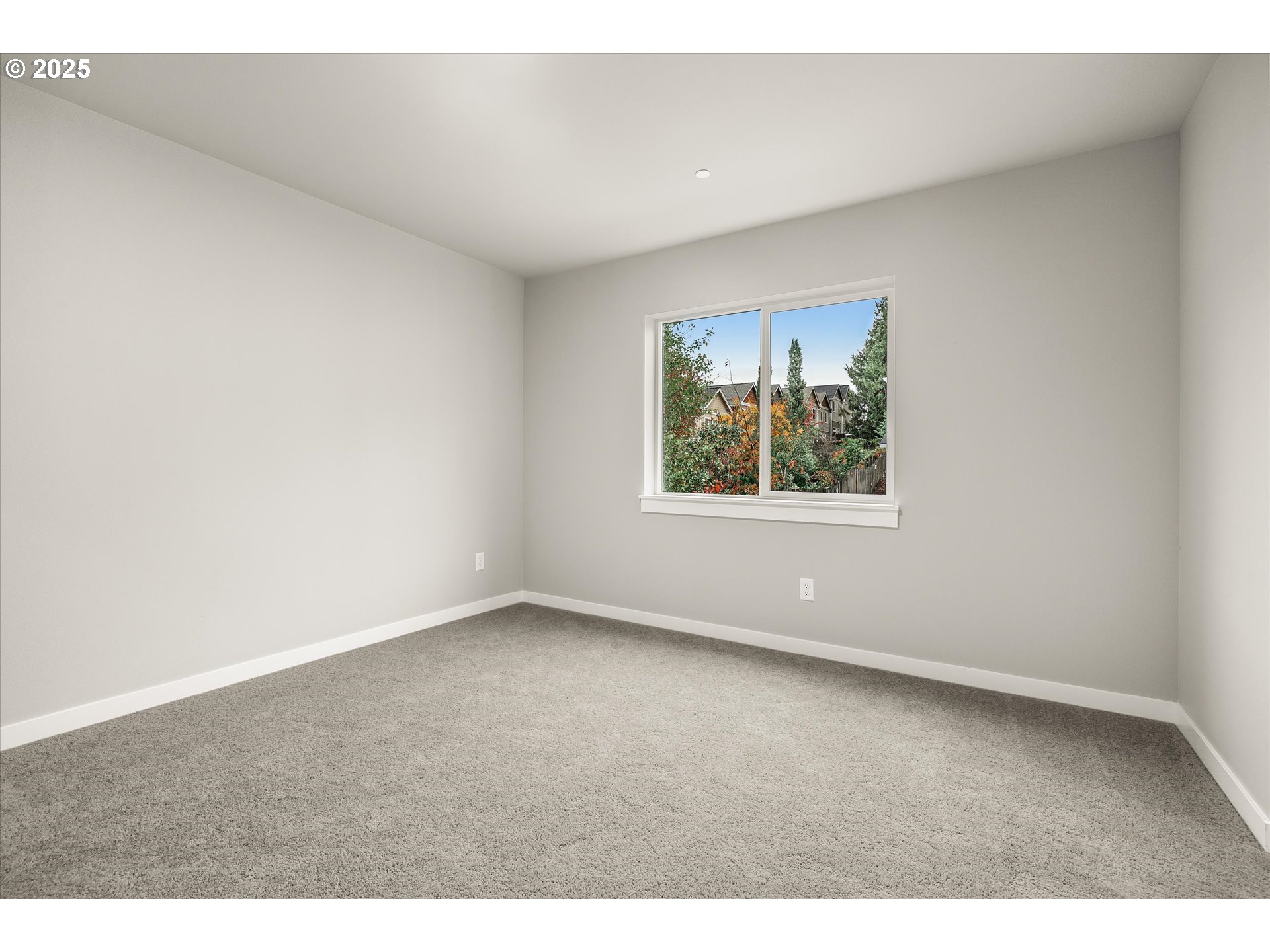 181 Southwest Mawrcrest Avenue Gresham, OR 97030 - Photo 29 of 37 an empty room with windows