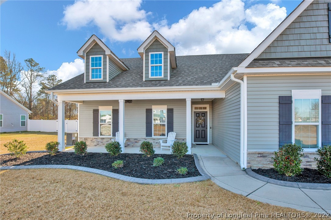 2624 Riddle Farm Road Hope Mills, NC 28348 - Photo 4 of 33 a front view of a house with garden