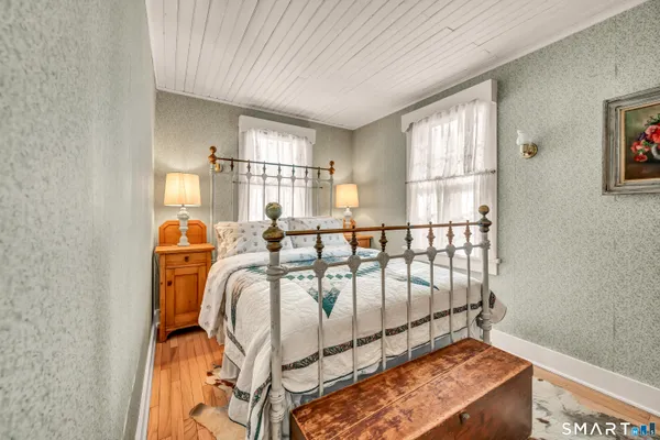 a view of a livingroom with furniture