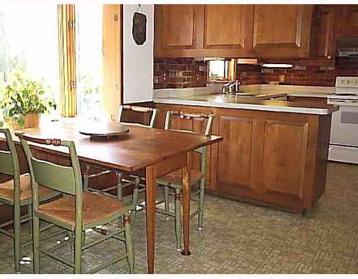 38 Cushing Road Warwick, RI 02888 - Photo 4 of 8 Kitchen.