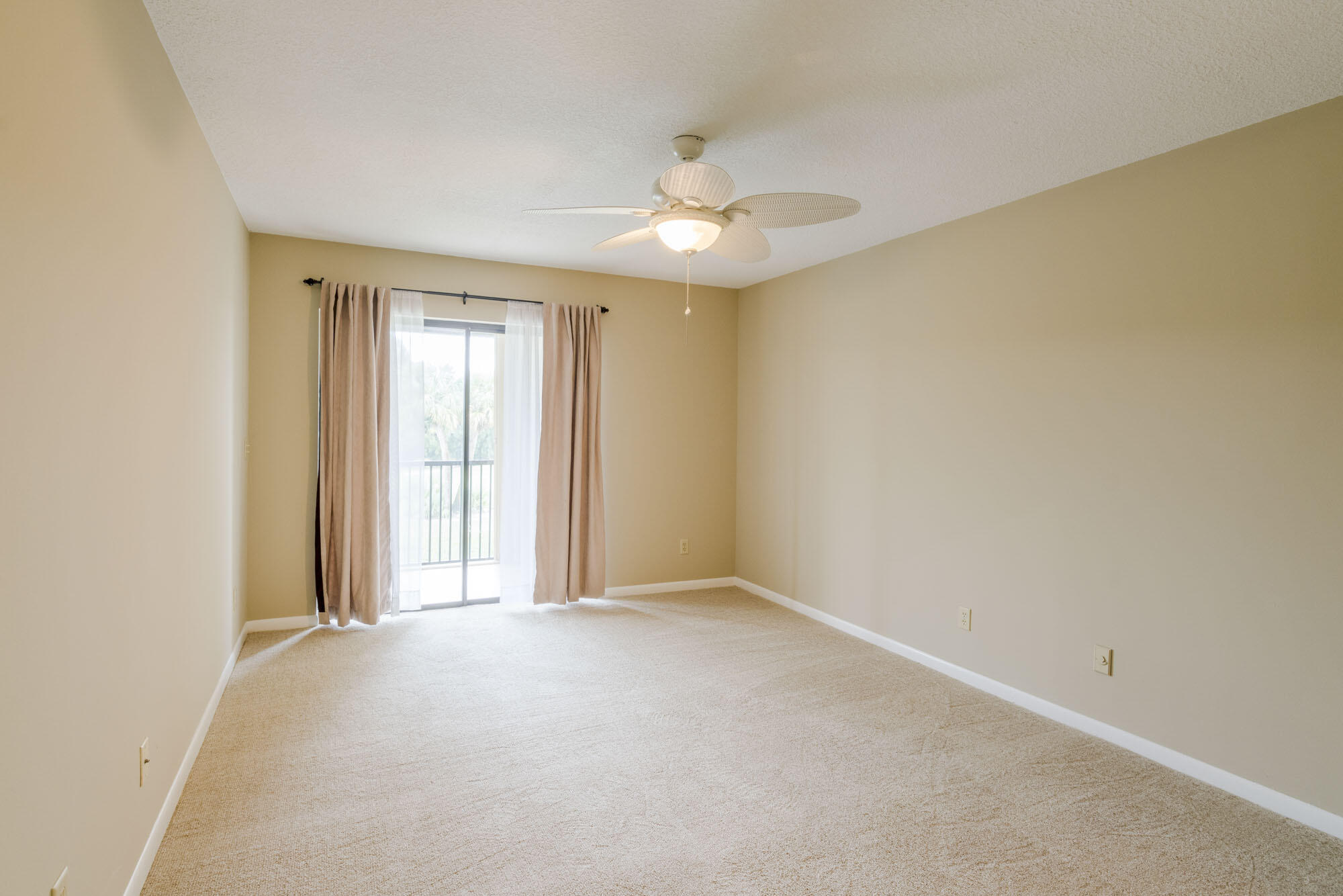 402 Pinecrest Circle, Unit D Jupiter, FL 33458 - Photo 12 of 18 Primary Bedroom