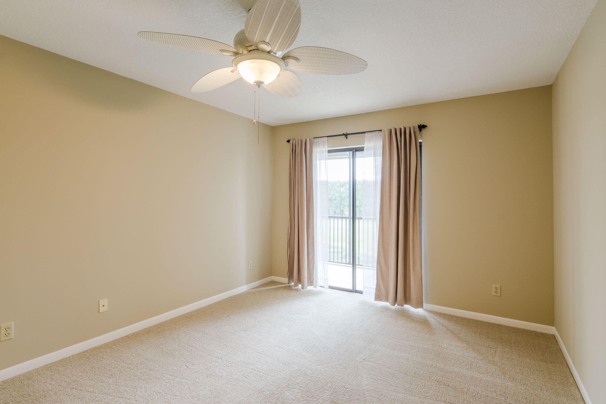 402 Pinecrest Circle, Unit D Jupiter, FL 33458 - Photo 13 of 18 Primary Bedroom