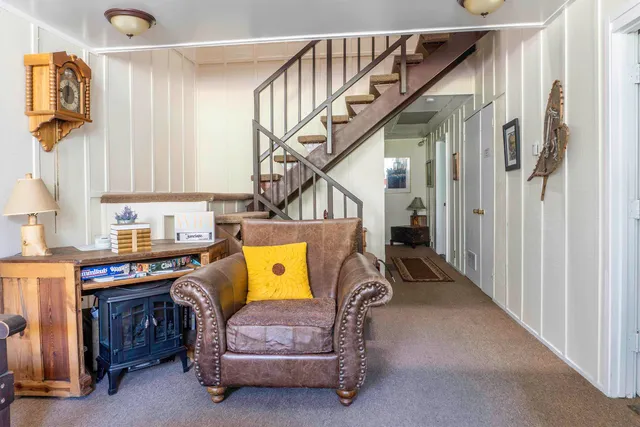 a view of entryway and kitchen