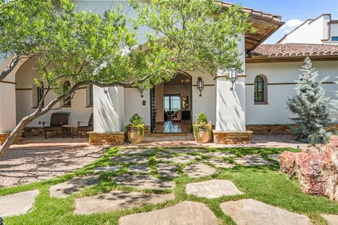a view of a house with backyard
