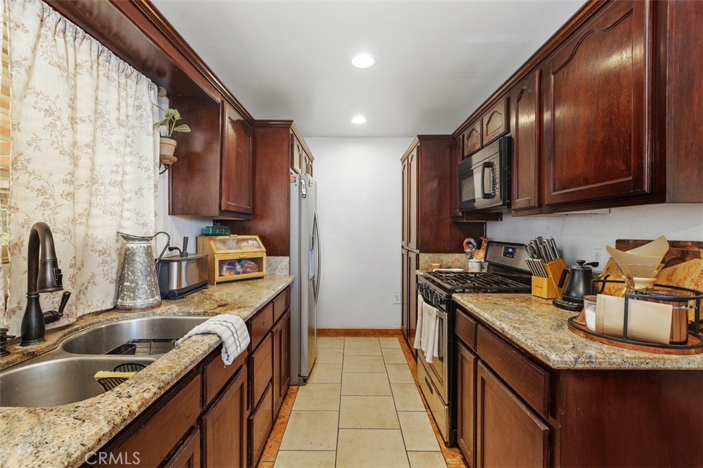 3818 Ogden Way Riverside, CA 92501 - Photo 12 of 28