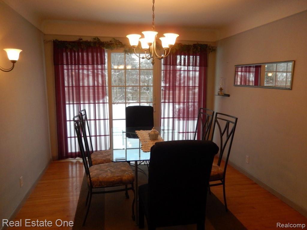 111 East Maryknoll Road Rochester, MI 48309 - Photo 4 of 20 Dining Room with 1 of 2 doorwalls to backyard