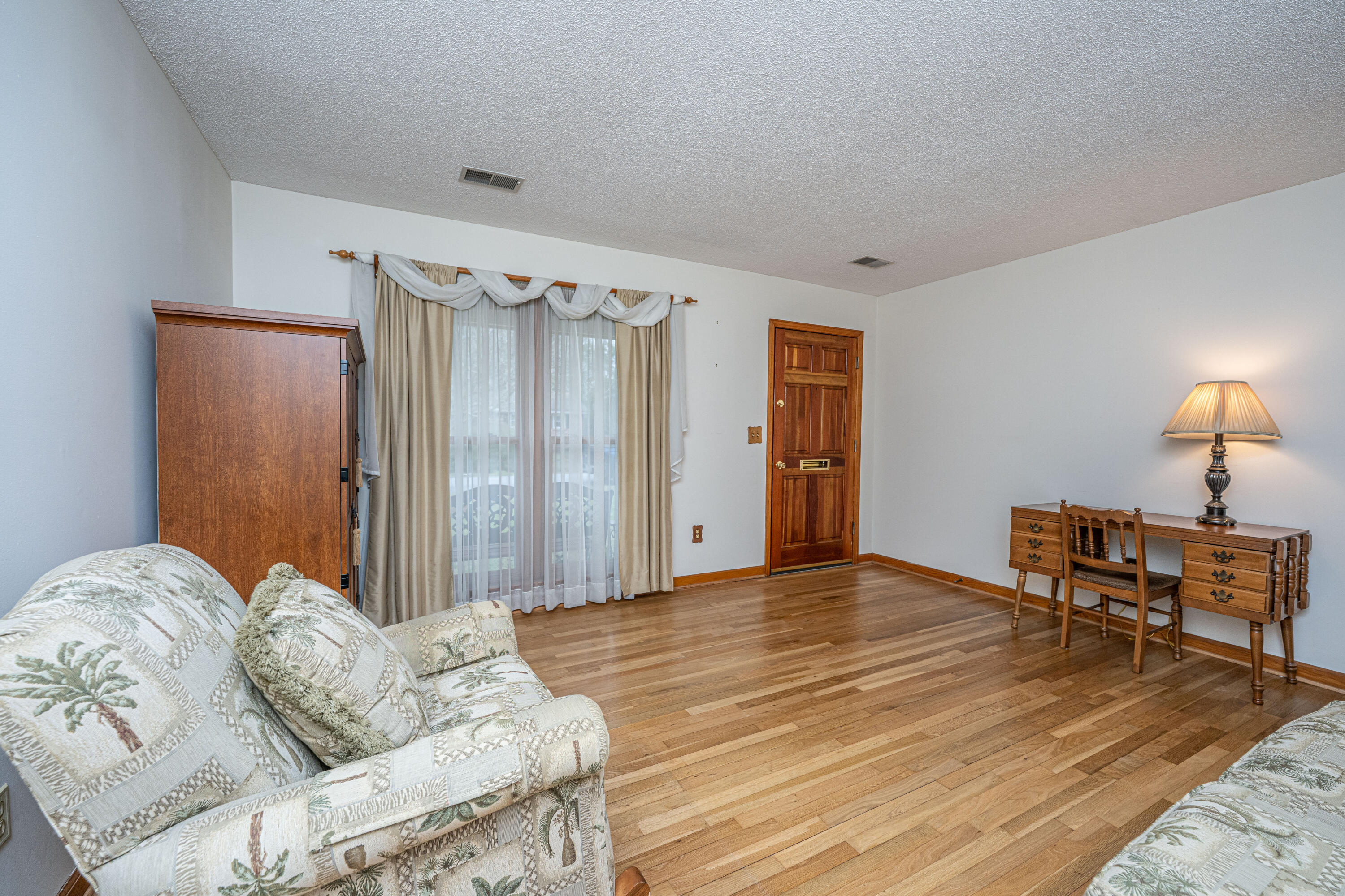 904 Randall Drive Mount Pleasant, SC 29464 - Photo 2 of 24 Ran living4