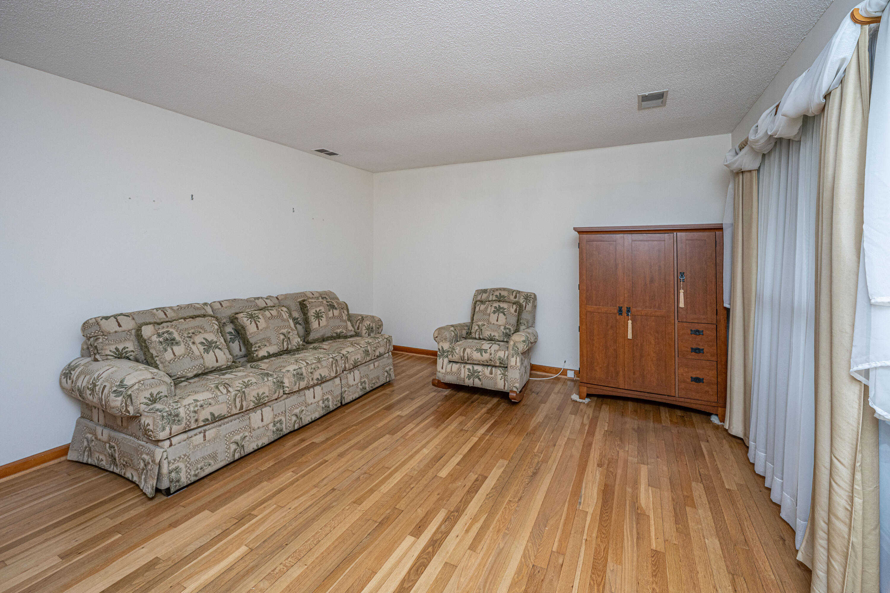 904 Randall Drive Mount Pleasant, SC 29464 - Photo 3 of 24 Ran living3