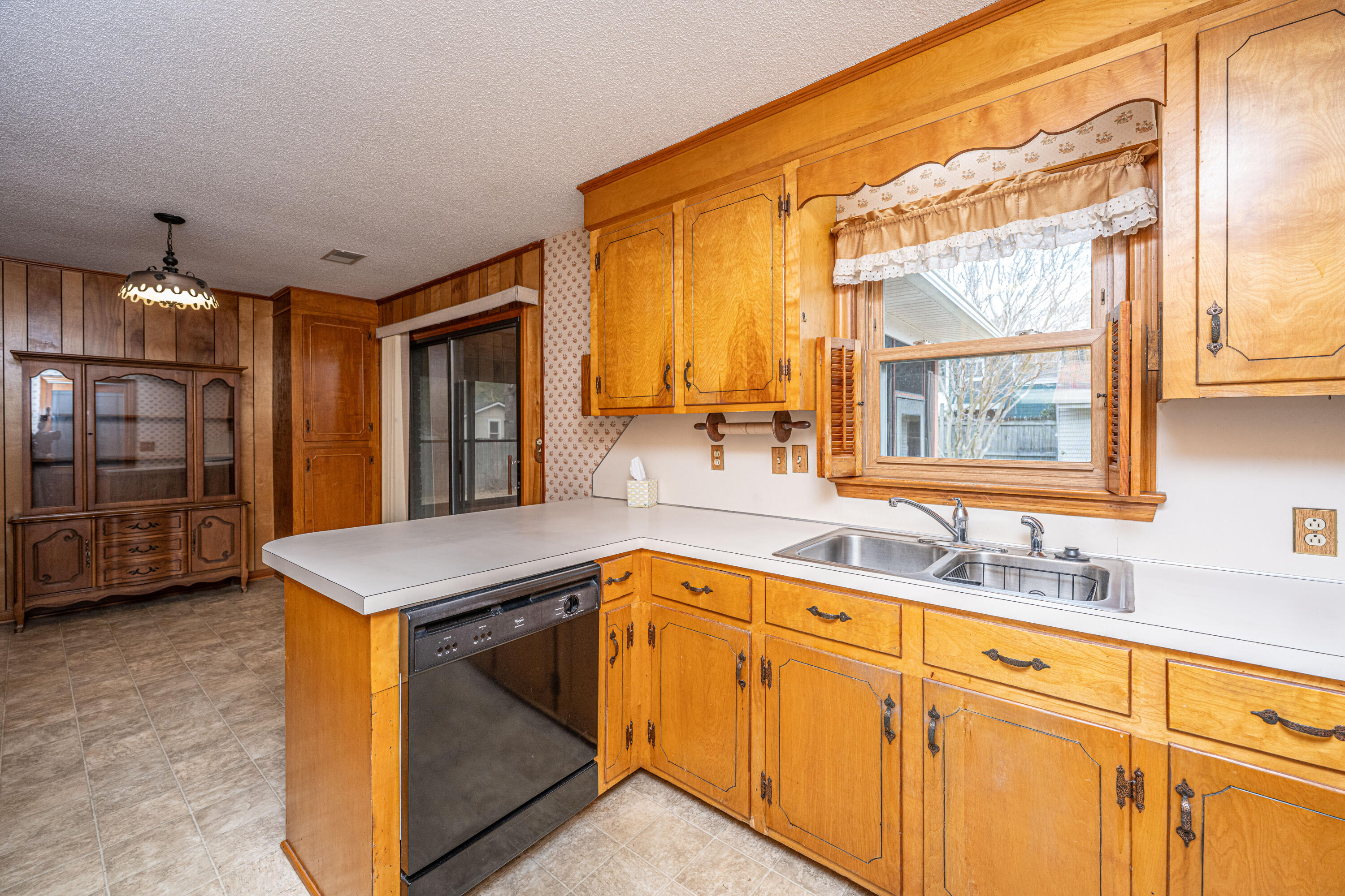 904 Randall Drive Mount Pleasant, SC 29464 - Photo 6 of 24 Ran kitchen6